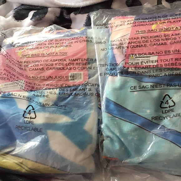 2 sailor moon throw blankets - Picture 4 of 4